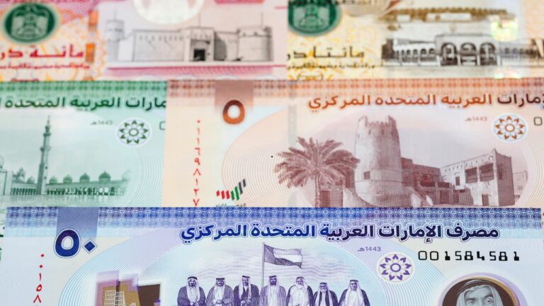 Jaka waluta obowiązuje w Dubaju i gdzie najlepiej wymieniać?