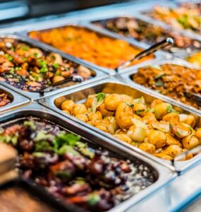 Gdzie tanio zjeść w Dubaju? Lokalne jedzenie i food courty