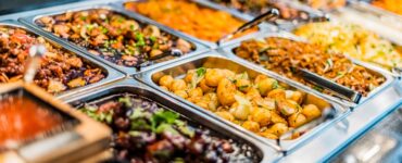 Gdzie tanio zjeść w Dubaju? Lokalne jedzenie i food courty