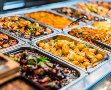 Gdzie tanio zjeść w Dubaju? Lokalne jedzenie i food courty