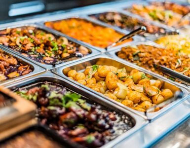 Gdzie tanio zjeść w Dubaju? Lokalne jedzenie i food courty