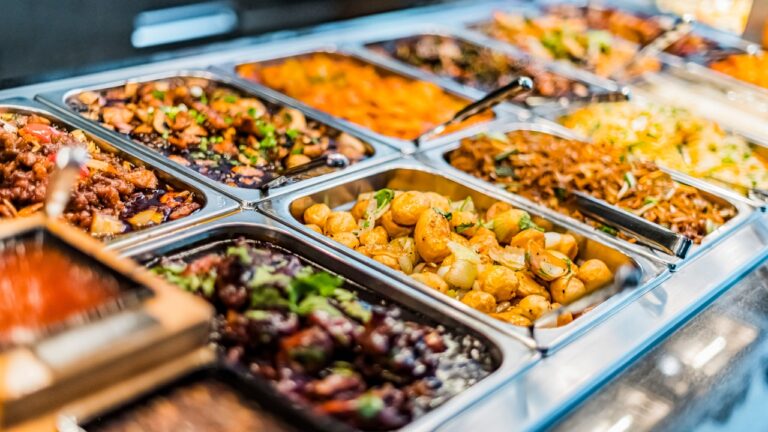 Gdzie tanio zjeść w Dubaju? Lokalne jedzenie i food courty
