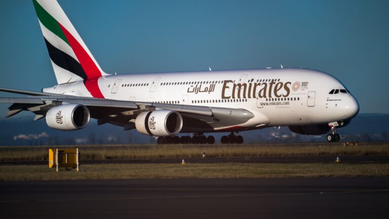 Lotnisko w Dubaju – Porównanie DXB i DWC. Sprawdź, co warto wiedzieć!
