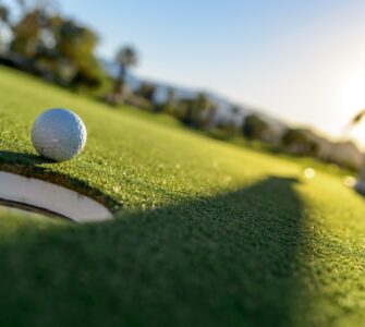 Gdzie w Dubaju można zagrać w golfa? Najlepsze pola golfowe i wskazówki dla turystów