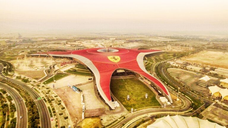 Ferrari World Abu Dhabi – atrakcje, bilety, lokalizacja i porady