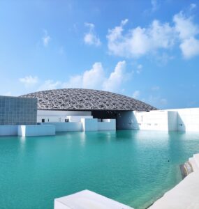Louvre Abu Dhabi – muzeum sztuki, sprawdź jak dojechać z Dubaju?