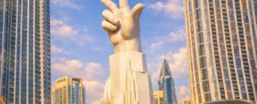 Co oznaczają 3 palce w Dubaju?